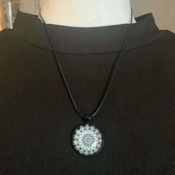🖤 Black & White Handmade Mandala Cabochon Pendant Necklace - Picture 3 of 4